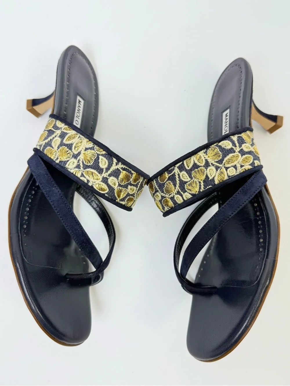 Manolo Blahnik Susa 50 Navy Gold Embroidered Thong Sandals Kitten Heels 39.5